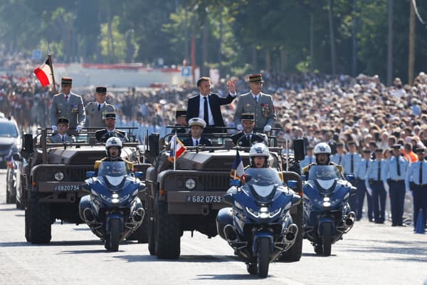 Emmanuel Macron remonte l'avenue Foch pour le défilé militaire du 14 juillet 2024