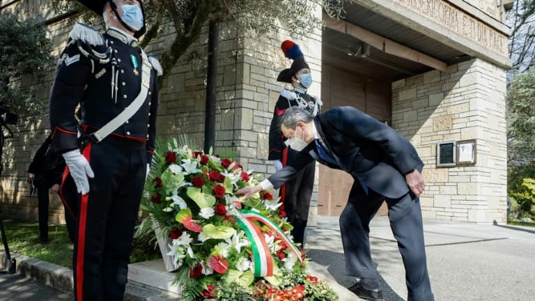 Photo publiée par le service de presse du Palazzo Chigi montrant le Premier ministre italien Mario Draghi déposant une couronne de fleurs au cimetière de Bergame, le 18 mars 2021