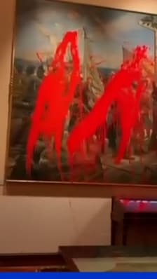 Espagne: des militants écologistes vandalisent une représentation de Christophe Colomb