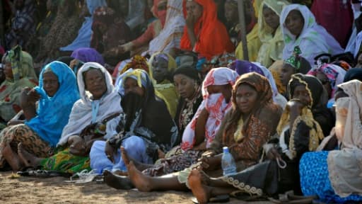 Des familles lors des funérailles des employés de l'hôtel Radisson Blu, à Bamako le 25 novembre 2015