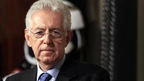 Mario Monti a entamé des consultations lundi pour former, après le départ de Silvio Berlusconi, un nouveau gouvernement qui tentera de rendre à l'Italie la confiance perdue des marchés financiers. L'ancien commissaire européen était en discussions avec le