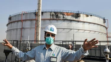 Un salarié de l'usine du géant pétrolier saoudien Aramco à l'usine de Jeddah, le 24 novembre 2020.