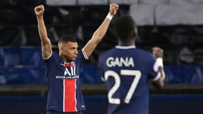 La joie de l'attaquant du Paris Saint-Germain, Kylian Mbappé, après la qualification pour les demi-finales de la Ligue des Champions, malgré la défaite 1-0 face au Bayern Munich, le 13 avril 2021 au Parc des Princes