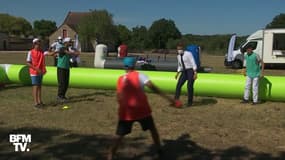 En déplacement à Chambord, Emmanuel Macron joue au football avec des jeunes