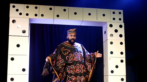 Le 11 janvier, Dieudonné a annoncé en conférence de presse qu’il abandonnait "Le Mur" au profit de ce nouveau spectacle, "Asu Zoa".