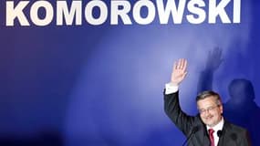 Bronislaw Komorowski, président de la chambre basse du parlement et chef de l'Etat par intérim, est arrivé en tête dimanche du premier tour de l'élection présidentielle polonaise. /Photo prise le 20 juin 2010/REUTERS/Peter Andrews