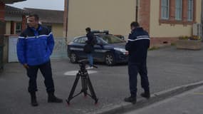Les policiers devant l'école primaire de Bessens (Tarn-et-Garonne), le 18 avril 2019.