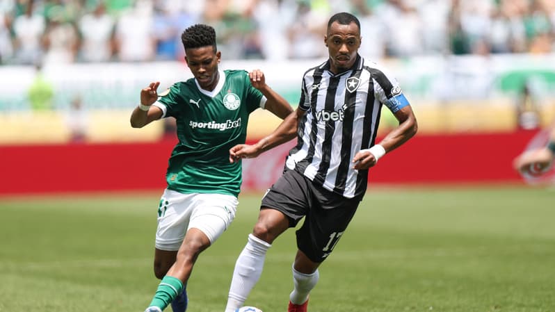 Duel entre le joueur de Palmeiras Estevao et son adversaire de Botafogo Marlon Freitas, huitième de finale de la Coupe du monde des clubs, 28 juin 2025