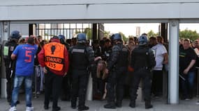 Le déroulé chronologique d'une soirée chaotique vécue par notre reporter présent sur place
