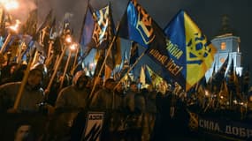 Des membres et partisans du bataillon Azov défilent à Kiev le 14 octobre 2016
