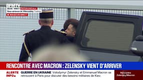 Volodymyr Zelensky est arrivé sur la base aérienne de Villacoublay, reçu par Emmanuel Macron, avant que l'hymne ukrainien soit entonné