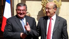 Le ministre de la Justice Michel Mercier et Alain Juppé, à la sortie du conseil des ministres. Le gouvernement a entamé lundi une trêve de trois semaines mais, a prévenu le ministre des Affaires étrangères, ils ont reçu pour consigne de rester "en contact