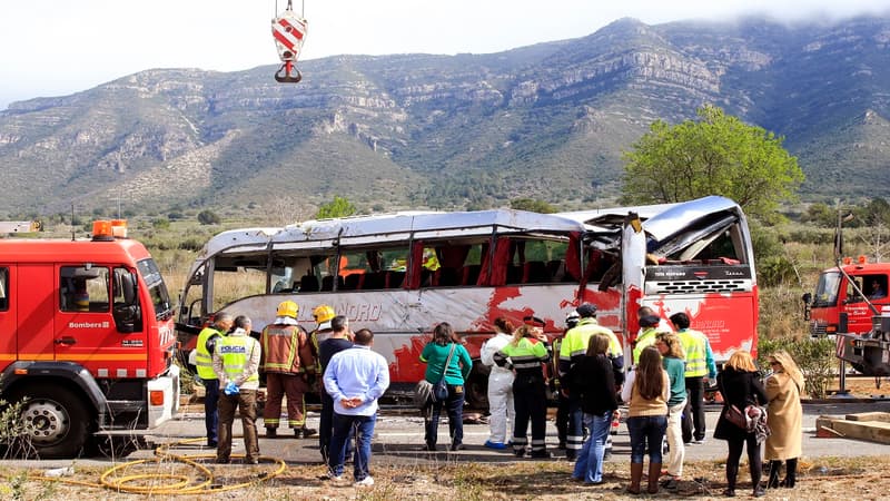 Accident de bus en Espagne: le chauffeur aurait été somnolent ou distrait.