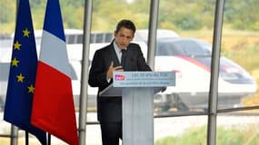 Nicolas Sarkozy a annoncé jeudi que l'Etat continuerait d'accompagner le développement de la grande vitesse en France et invité la filière ferroviaire à se restructurer pour gagner des parts de marché, après avoir inauguré un tronçon de 140 km de la ligne