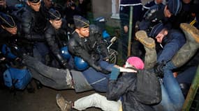 Evacuation par les gendarmes des maisons et terrains occupés illégalement sur le site du futur aéroport de Notre-Dame-des-Landes, près de Nantes. /Photo prise le 16 octobre 2012/ REUTERS/Stéphane Mahé