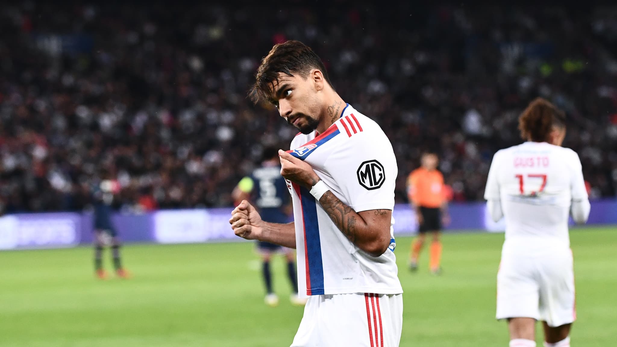 Lucas Paqueta embrassant l'écusson de l'OL Lucas Paqueta embrassant l'écusson de l'OL