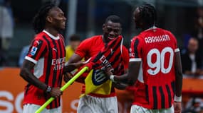 Youssouf Fofana recouvre avec son maillot le drapeau d’un poteau de corner avec le logo de l’Inter Milan lors du derby remporté par les Rossoneri (2-1), le 22 septembre 2024