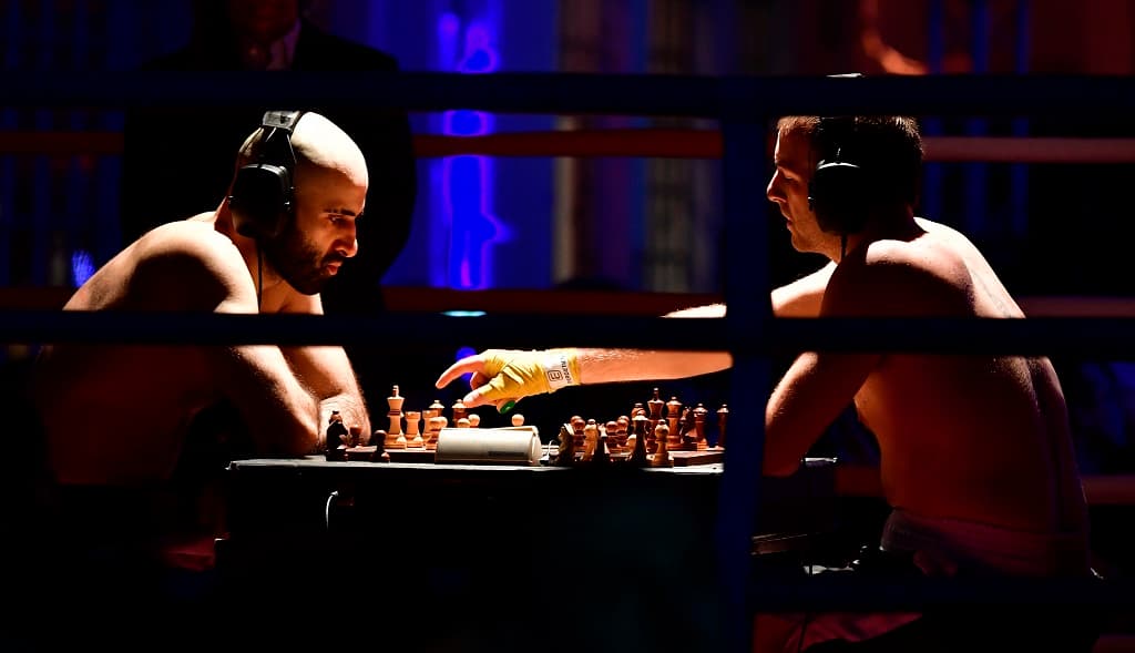 Chess Boxing, CHESS BOXING : Découvrons aujourd'hui un sport des plus  hybride, mélangeant boxe anglaise et jeu d'échecs. Un match se compose au  maximum de 11 rounds