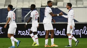 Pablo Sarabia félicité par Presnel Kimpembe