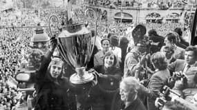 L'Ajax de Johan Cruyff (tout sourire au premier plan) célèbre le sacre européen de 1972
