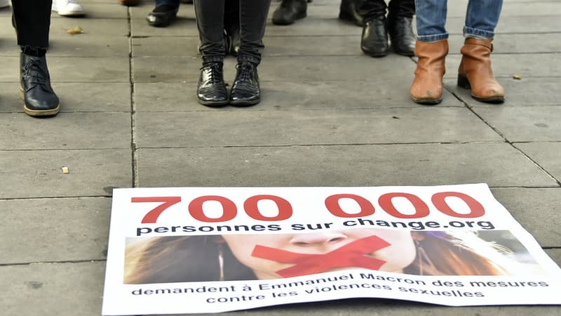 Une pancarte lisant "700.000 personnes sur change.org demandent à Emmanuel Macron des mesures contre les violences sexuelles", le 24 novembre 2017 à Paris.