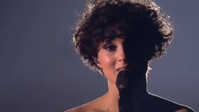 Barbara Pravi durant sa prestation en direct, lors de la finale de l'Eurovision 2021