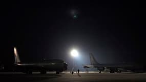 Avions ravitailleurs français sur la base d'Istres. Des avions de la coalition occidentale ont bombardé vendredi des unités blindées de Mouammar Kadhafi dans l'est de la Libye pour ouvrir la voie aux rebelles qui tentent de prendre le contrôle d'Ajdabiah,