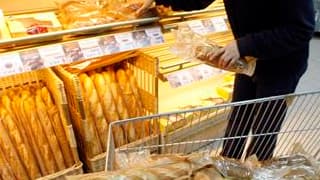 Les prix à la consommation ont reculé de 0,1% en France au mois de septembre par rapport au mois précédent pour s'afficher en hausse de 1,6% sur un an, selon les données publiées mercredi par l'Insee. /Photo d'archives/REUTERS/Eric Gaillard
