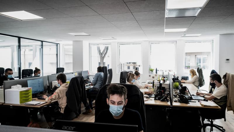 Des employés masqués dans une petite entreprise de Lyon en septembre 2020.
