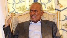 Le président Ali Abdallah Saleh, sérieusement blessé dans un attentat début juin à Sanaa, a regagné le Yémen après trois mois de soins en Arabie saoudite, annonce vendredi matin la télévision nationale yéménite. /Photo d'archives/REUTERS/HO