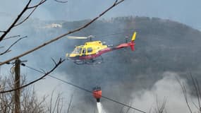 Un hélicoptère bombardier d'eau le 7 mars 2025 dans la vallée de la Roya.