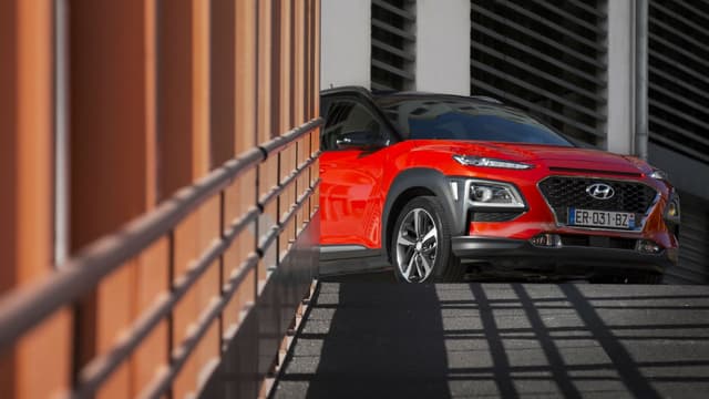 Avec ses passages de roue qui se prolongent autour des feux à l'avant et à l'arrière, le premier SUV urbain de Hyundai assume un look de baroudeur.