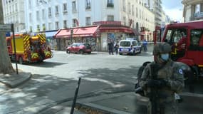Forces de l'ordre sur les lieux de l'attaque à l'arme blanche le 25 septembre 2020 dans le XIe arrondissement de Paris