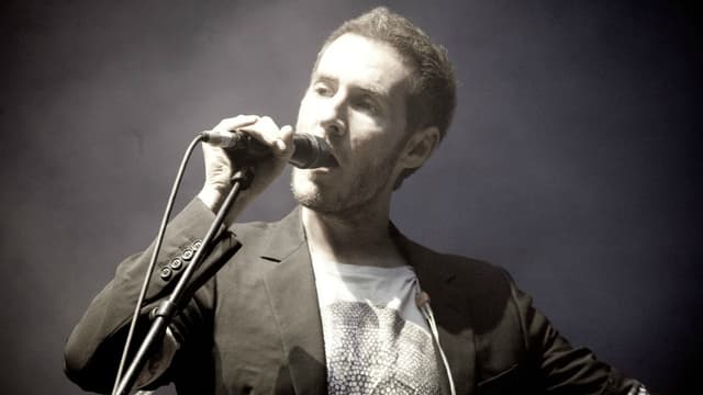 Robert Del Naja sur scène en 2010.