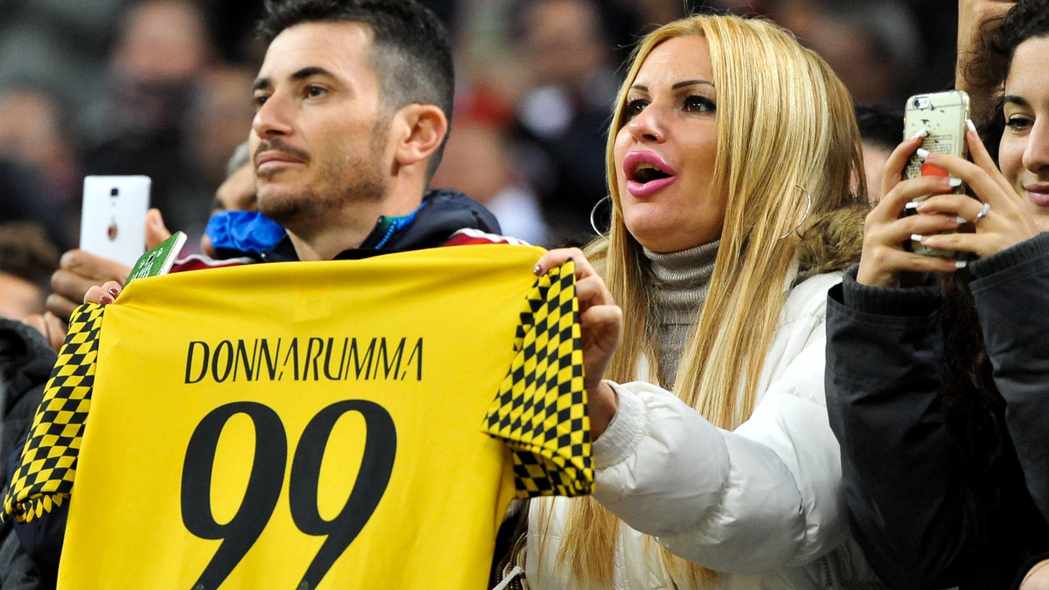 Des supporters de Milan avec le maillot de Donnarumma