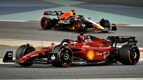 Les pilotes Ferrari Charles Leclerc (devant) et Red Bull Max Verstappen se livrent un mano a mano sur le circuit de la corniche de Jeddah, le 27 mars 2022 