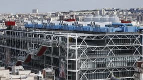 L'homme a déplié une banderole sur laquelle on peut lire "Je veux parler".