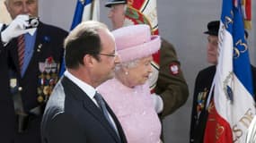 Le président français François Hollande et la reine Elizabeth II participent à une cérémonie devant la tombe du soldat inconnu sous l'arc de Triomphe, le 5 juin 2014.
