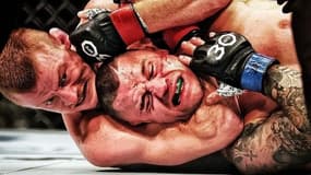 Kevin Jousset (à gauche) en pleine prise de soumission sur Kiefer Crosbie lors de son premier combat à l'UFC en septembre 2023