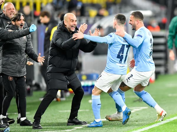 Pep Guardiola avec Foden et Walker (Manchester City)