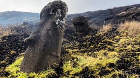 Une statue de l'Ile de Pâques noircie par les flammes. 