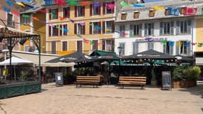 Le bar "Le Choucas" situé place Manuel à Barcelonnette dans les Alpes-de-Haute-Provence, en juillet 2023.
