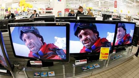 Dans le rayon télévisions d'un hypermarché à Antibes. La consommation des ménages en produits manufacturés de 0,6% en décembre après une hausse de 2,7% en novembre. /Photo d'archives/REUTERS/Éric Gaillard