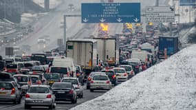 Les automobilistes sont déviés de l'A43, fermée, à Saint-Quentin-Fallavier, près de Lyon, samedi 21 février.