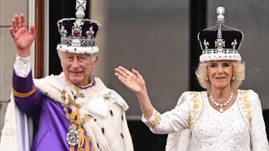 Le roi Charles III de Grande-Bretagne portant la couronne impériale et la reine Camilla de Grande-Bretagne portant une version modifiée de la couronne de la reine Mary depuis le balcon du palais de Buckingham après avoir vu le survol de la Royal Air Force dans le centre de Londres le 6 mai 2023, après leurs couronnements. 
