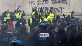 La mention "Les gilets jaunes triompheront" a été inscrite sur l'Arc de Triomphe lors de la manifestation des gilets jaunes du 1er décembre