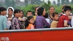 Habitants évacués dans une zone inondée à Fuzhou, dans la province chinoise de Jiangxi. Selon un bilan provisoire, inondations et glissements de terrain provoqués depuis une semaine par des pluies diluviennes ont fait 365 morts et 147 disparus dans le sud