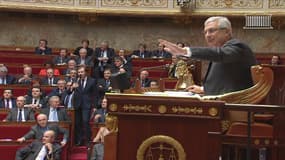Claude Bartolone appelle au calme dans l'hémicycle de l'Assemblée nationale le 28 janvier 2014.