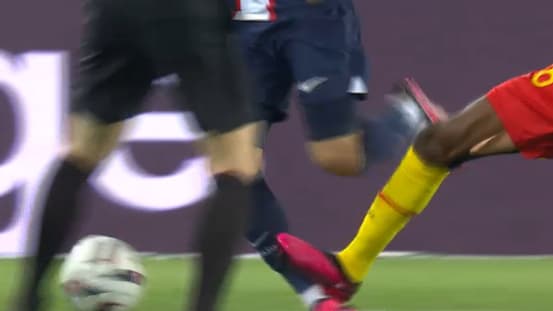 La semelle d'Abdul Samed sur Hakimi lors de PSG-Lens, 15 avril 2023 La semelle d'Abdul Samed sur Hakimi lors de PSG-Lens, 15 avril 2023