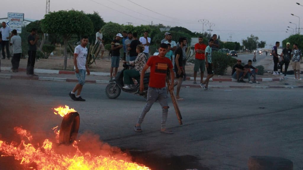 Des jeunes tunisiens bloquent la route des migrants, à Sfax, après la mort d'un homme lors d'une bagarre entre des habitants et des migrants d'Afrique subsaharienne, le 4 juillet 2023.